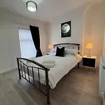 Modern 3Br Home Near Anfield Stadium